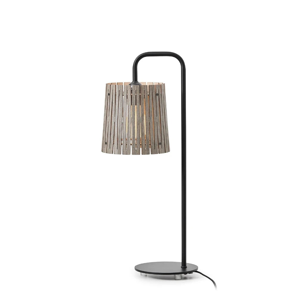 NKJ Design / Bordlampe / WOOD SEVEN / Birch Stone Grey.
Håndlavet WOOD SEVEN Stone Grey bordlampe fra NKJ Design med varm grå lampeskærm og sort stel.