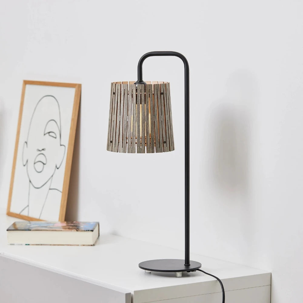 NKJ Design / Bordlampe / WOOD SEVEN / Birch Stone Grey.
Grå bordlampe i birketræ fra NKJ Design med nordisk design og hyggelig LED belysning.
