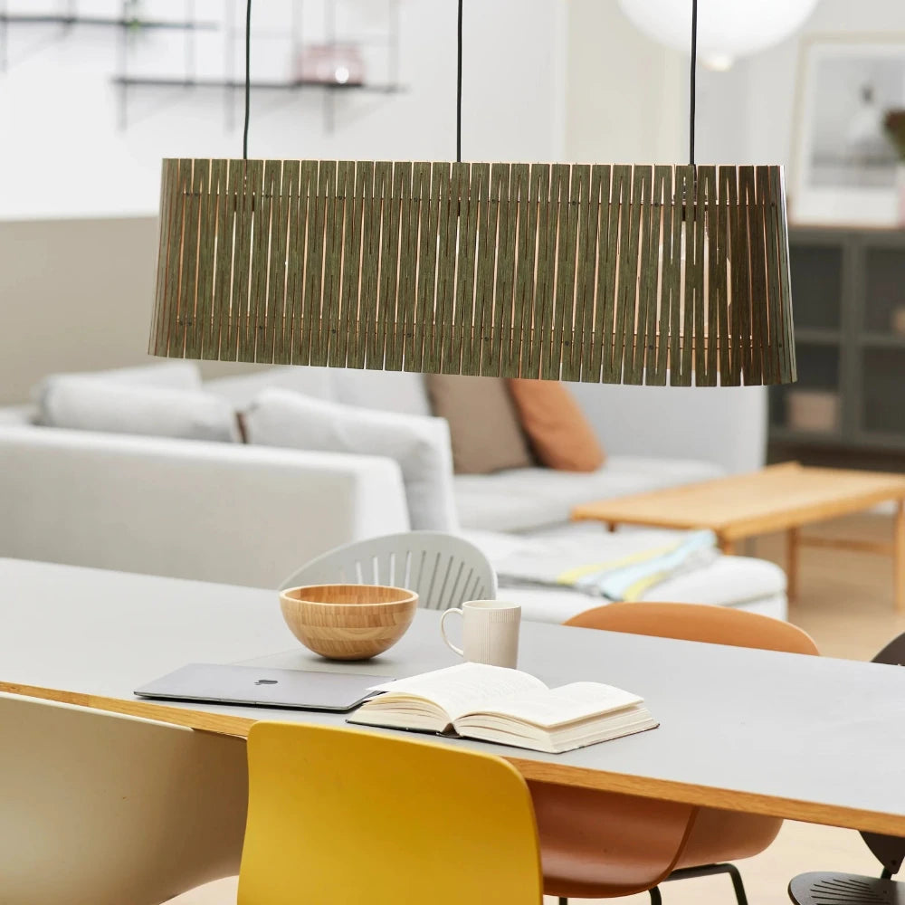 NKJ Design / Pendellampe / WOOD FIVE / Birch Forest Green.
WOOD FIVE stor pendellampe med forest green træskærm og elegant lysgennemgang over spisebord.
