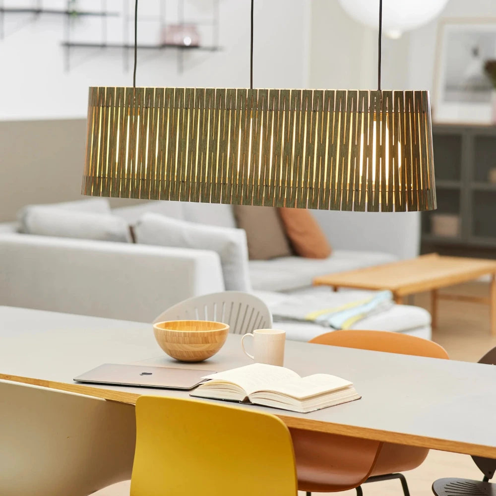 NKJ Design / Pendellampe / WOOD FIVE / Birch Forest Green.
Stor spisebordslampe og lang pendellampe i grøn birk fra NKJ Design med moderne dansk design.